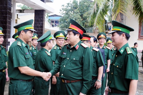 General Phung Quang Thanh works with military officials in Binh Dinh province - ảnh 1
